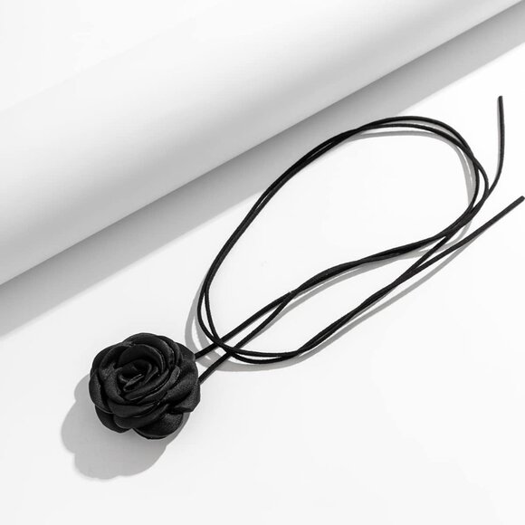 Versatile Adjustable Flower Choker Necklace - Handmade Velvet for Every Occasion - Picture 6 of 7